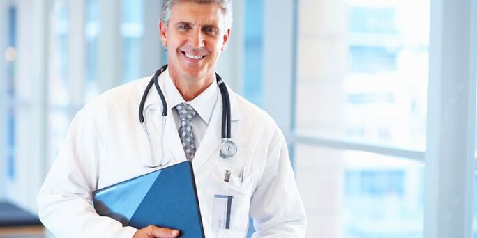 médico tratando fungo nas unhas