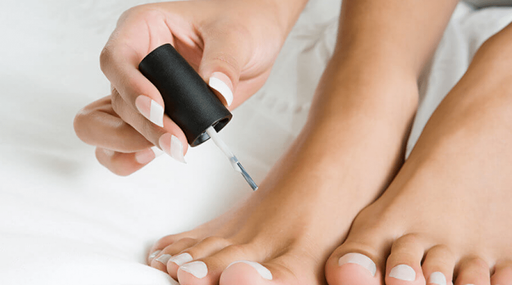 tratamento de fungos no polegar com esmalte