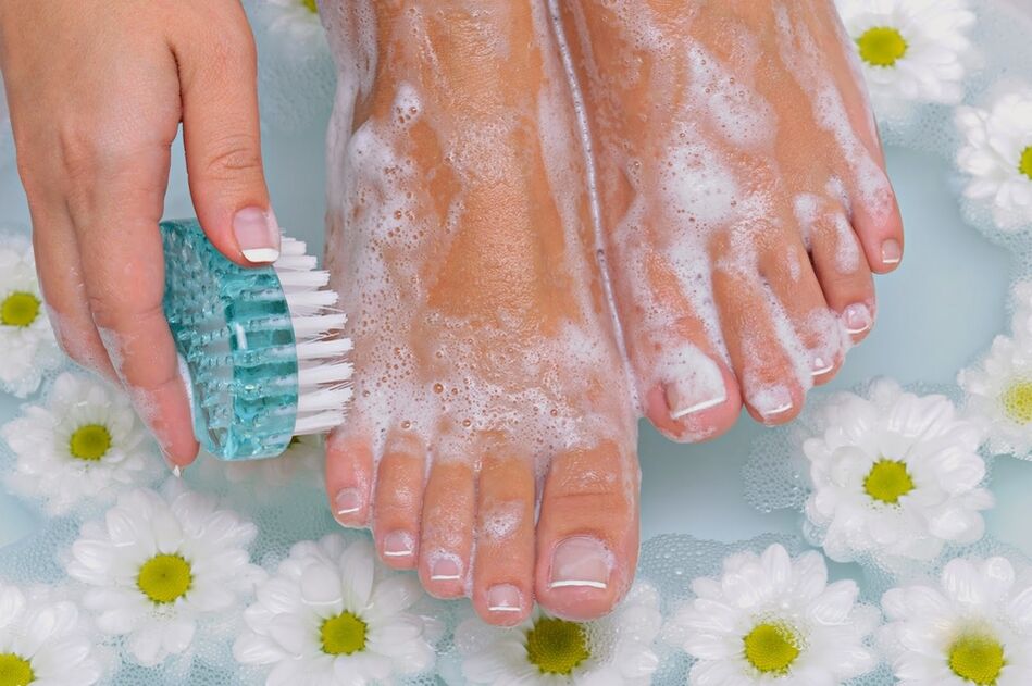 A higiene regular dos pés é uma excelente prevenção de infecções fúngicas. 