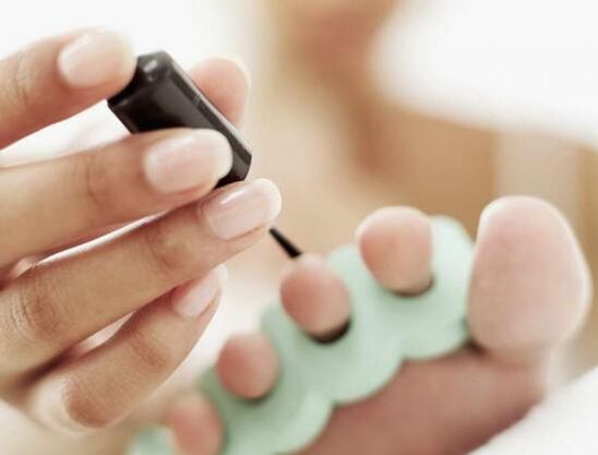 tratar as unhas com esmalte para uma infecção fúngica